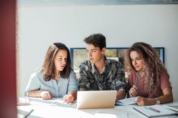 Dieu-kien-de-xin-OPT