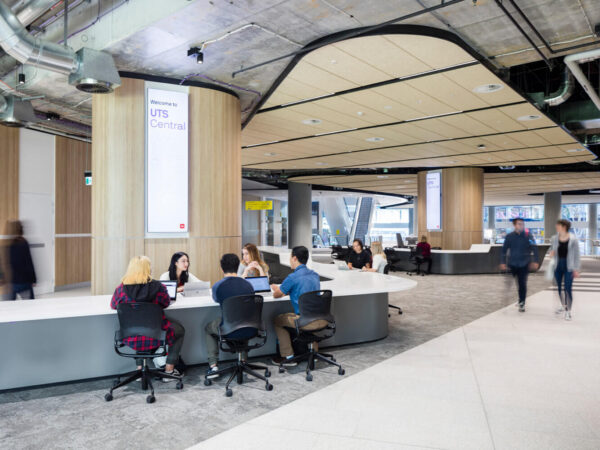 Co-so-vat-chat-va-khuon-vien-hien-dai-tai-UTS