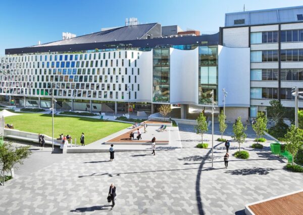 Hoc-phi-va-hoc-bong-tai-UTS