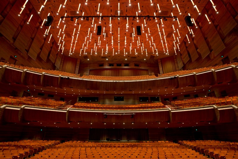 Ben-trong-nha-hat-Arts-Centre-Melbourne